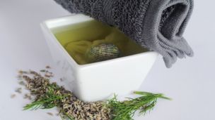 Soothe Inflammation With This Easy-To-Make Herbal Compress