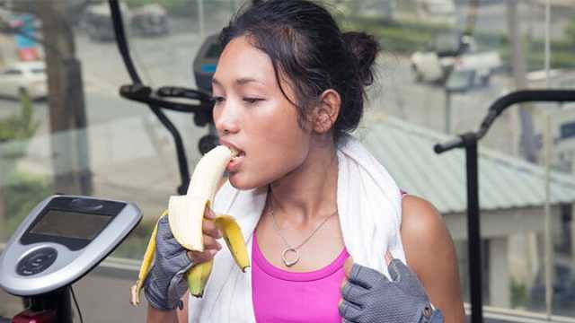 Why you should eat a banana during a workout