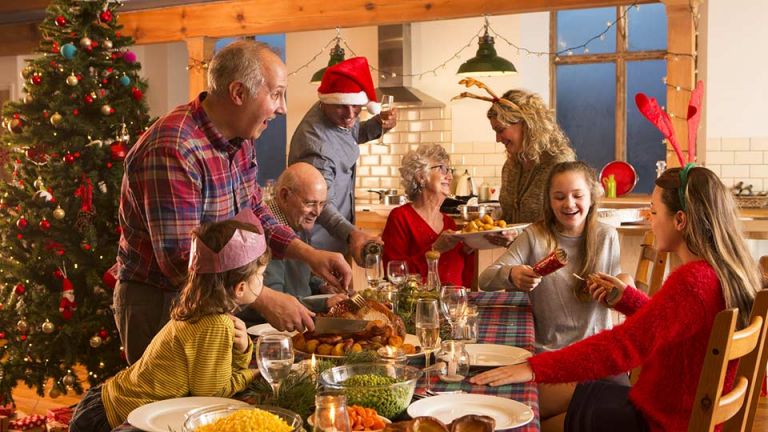 4 Personalities You’ll See At Christmas Dinner (And How To Deal)