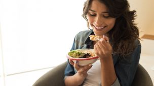 This Doctor Just Answered Your Weight Loss Dilemma: Graze All Day Or Eat 3 Meals?