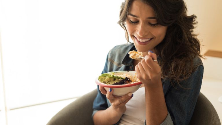 This Doctor Just Answered Your Weight Loss Dilemma: Graze All Day Or Eat 3 Meals?