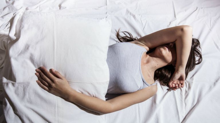 5 Reasons You’re Waking Up In The Middle Of The Night (And How To Fix It)