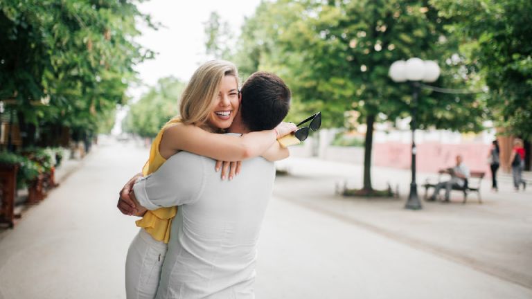 4 Science-Backed Health Reasons We Need At Least 8 Hugs A Day