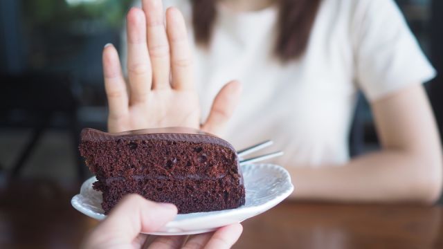 The women used to push the cake plate with the people. Do not eat desserts for weight loss.