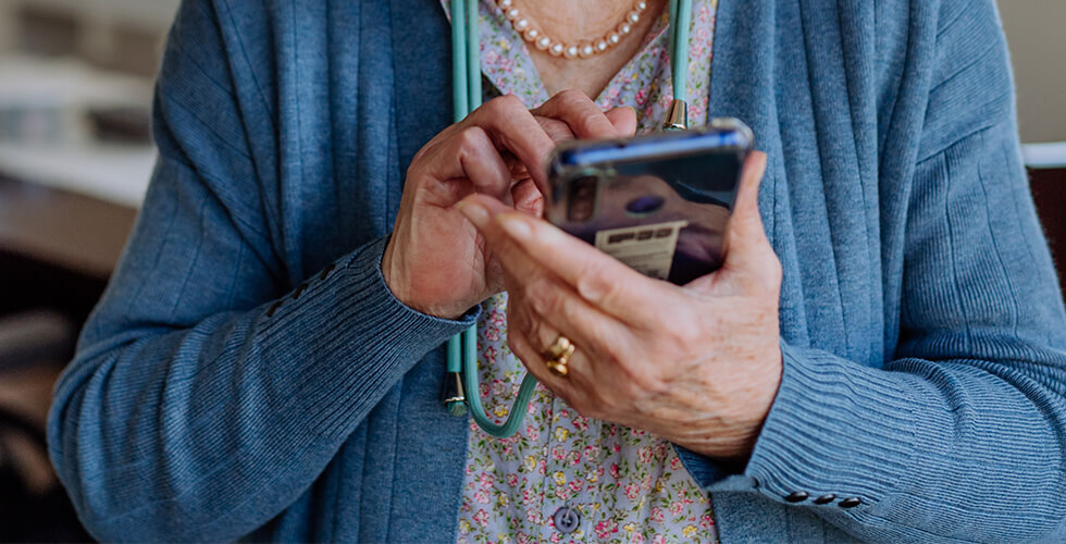New Study Shows Smartphones May Help Your Brain as You Age