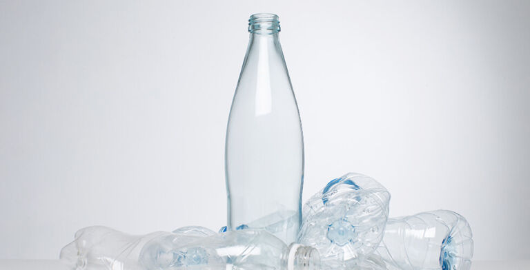 Glass or Plastic? New Study Reveals Which Bottle Has More Microplastics (And It’s Not What You Think)