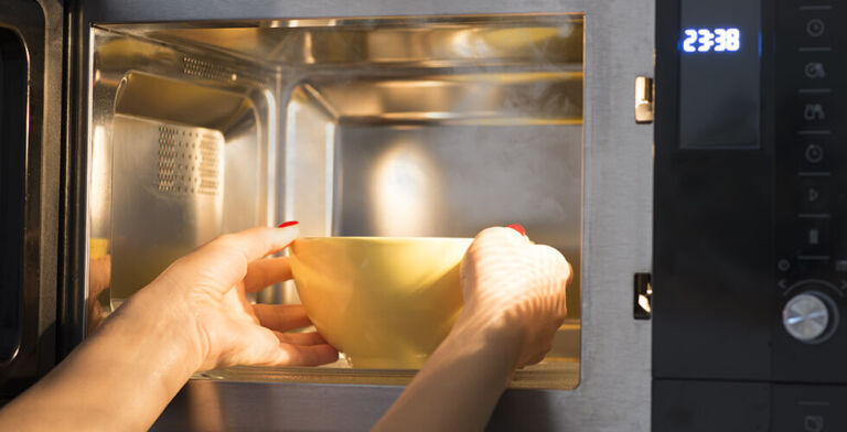 Microwave Mistake You’ll Regret: The Stir That Saves You From Dangerous Bacteria