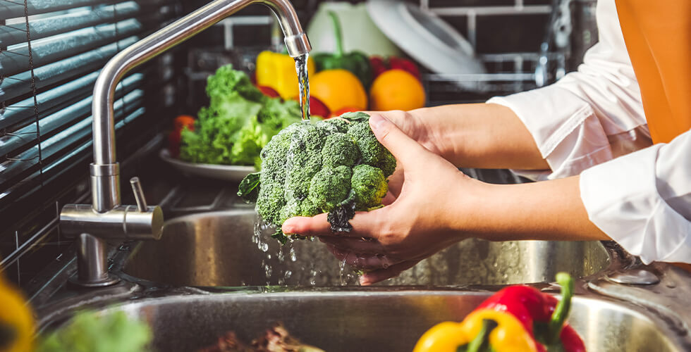 DontSkipThisStepHowtoSafelyWashGardenProducetoRemoveDirtBugsandBacteria_AltDaily_980x500