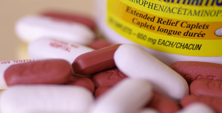 Everyday Painkillers Like Advil and Tylenol May Be Fueling the Antibiotic Resistance Crisis